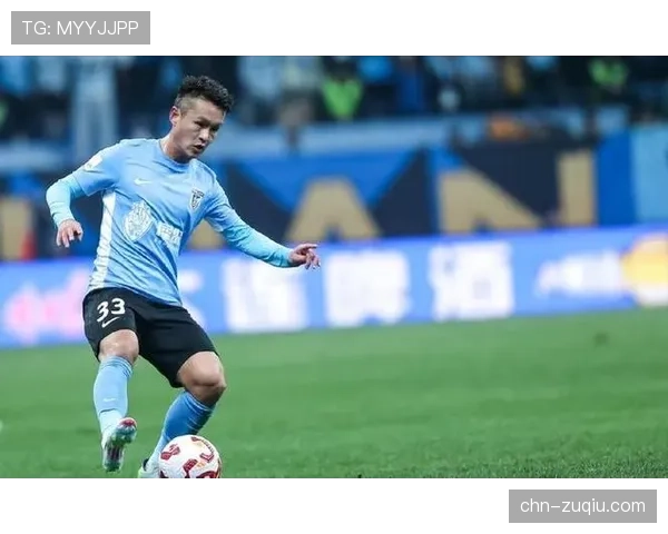 大连英博边路防守空档巨大 三中卫体系未能解决协防问题